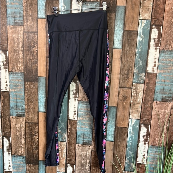 DR Large Black Leggings with tropical Floral Side Stripes - Picture 11 of 13